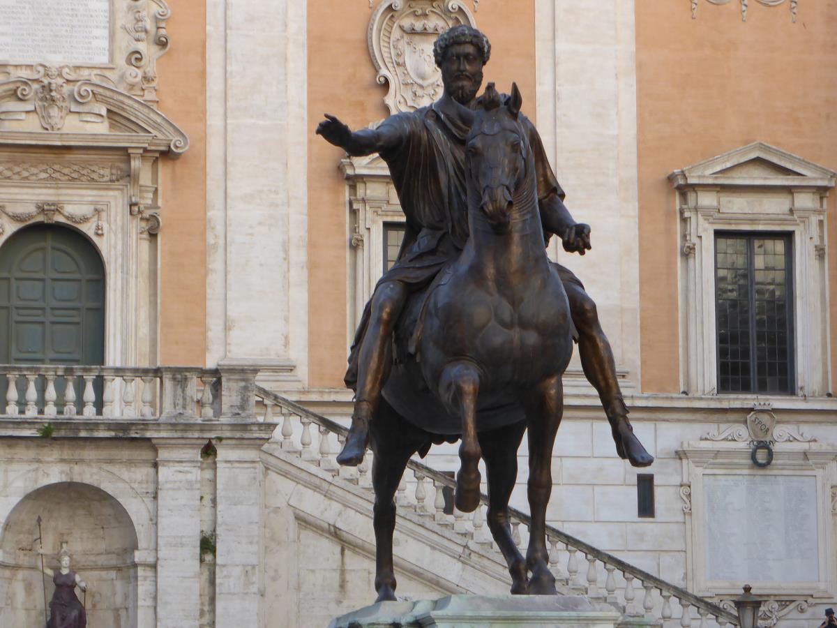 Via verschillende weggetjes en trappen klim je vanaf het Forum Romanum zo een van de oudste heuvels van de stad op: het Capitool.