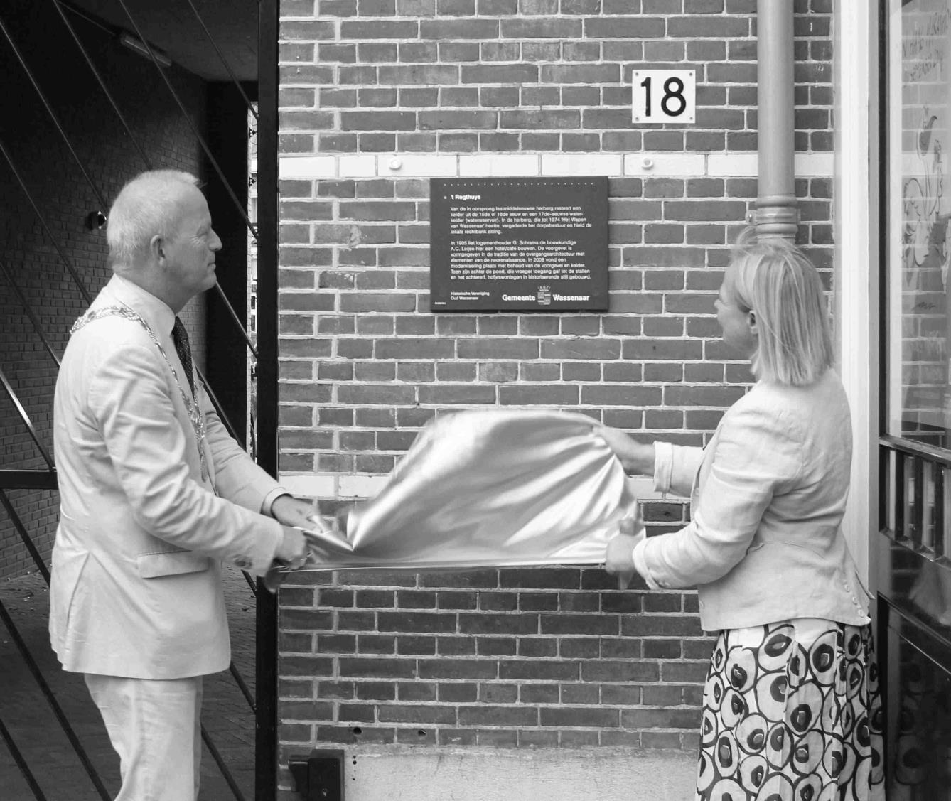 13 september Open Monumentendag Onthulling door burgemeester Jan Hoekema en Inge Zweerts de Jong van een monumenteninformatiebord aan de gevel van t Regthuys aan het Plein.