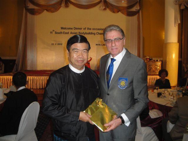 PAGINA 7 Walter samen met Secr. van de Myanmar Bodybuilding Fed. Mr.