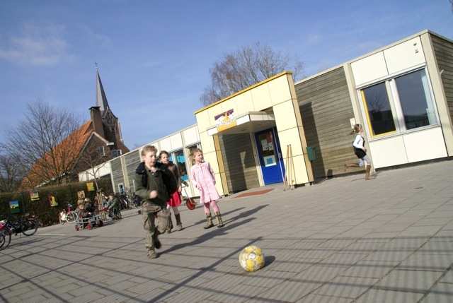 Structureel stijgen de lasten in 2012 als gevolg van het kindcentrum Zeeland met 441.000. Daar staat tegenover dat in 2012 de lasten van basisschool de Vlasgaard met 201.000 dalen.