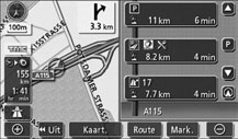 5. Routebegeleiding Als u tijdens routebegeleiding op een snelweg rijdt, wordt het scherm automatisch in twee delen gesplitst, met het snelwegoverzicht rechts.