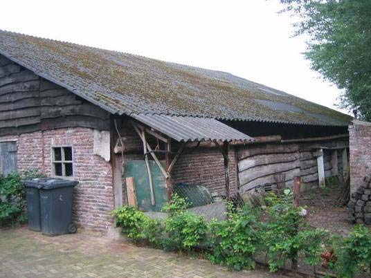 Bressers, Liempde Het betreft een erf met een houten, open schuur uit de jaren 60 van de 20e eeuw, die gebouwd is op de fundering van de oude schuur, behorend bij de oude boerderij (omstreeks 300 jr.