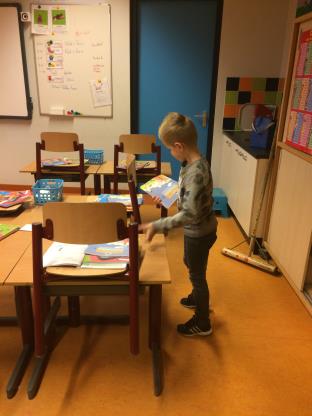 In groep 4/5 zijn de kinderen altijd bereid de juf te helpen. Luuk, Lars en Pien hebben goed geholpen met uitdelen! De juf vindt dat erg AARDIG.