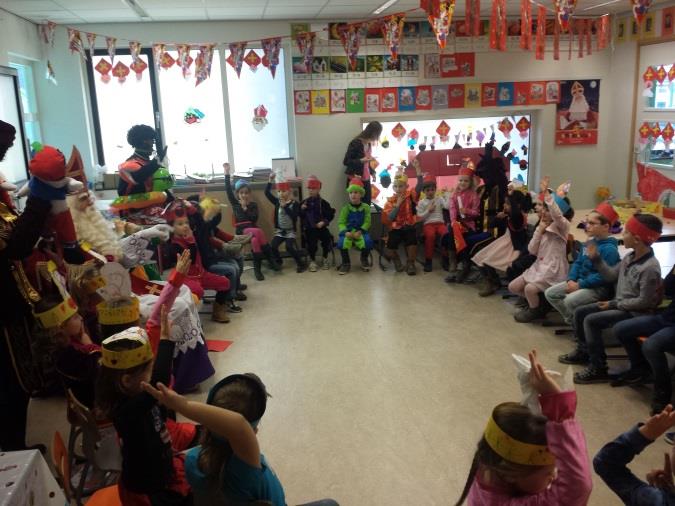 Nog een dankjewel Wij willen Mieke, Tessa, Irma en Harrie heel erg bedanken voor de sfeervolle kerstversiering in onze klas.