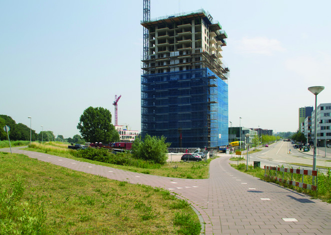 Aanzicht op de Ringvaartdijk - vanaf oost Het fietspad over de dijk langs de Ringvaart van de Watergraafsmeer vormt een verbinding tussen IJburg en de binnenstad.