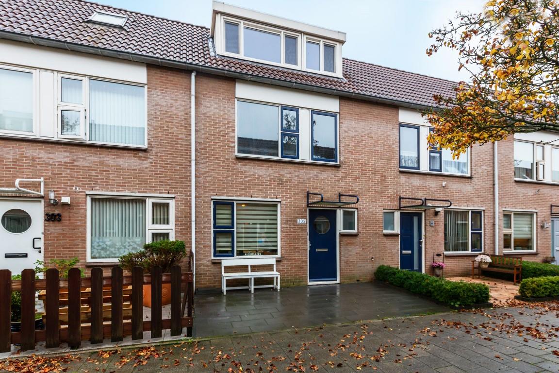 INSTAPKLARE eengezinswoning met diepe tuin op het ZUIDWESTEN! Gelegen in een autoluw en kindvriendelijk woonerf bieden wij u deze ruime en spic en span afgewerkte woning te koop aan!