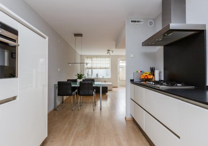 De keuken: Door de indeling van de woonkamer staat de keuken gezellig in open verbinding met de zit- en eethoek.