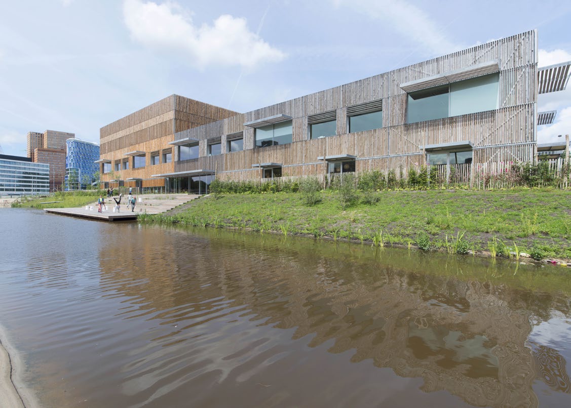 Kindercampus Zuidas is een gebouw waar kinderen van 0-12 jaar de hele dag kunnen leren en spelen. Een lichte en frisse school met een bruisend centraal gelegen hart.