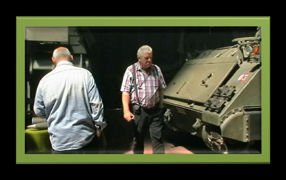 Hier bemerk je Michel Gadeyne en ik zelf dit tijdens een bezoek aan het artillerie museum te Brasschaat (05-06-13) waar we verschillende pantsers konden bewonderen en nog een hoop andere beziend