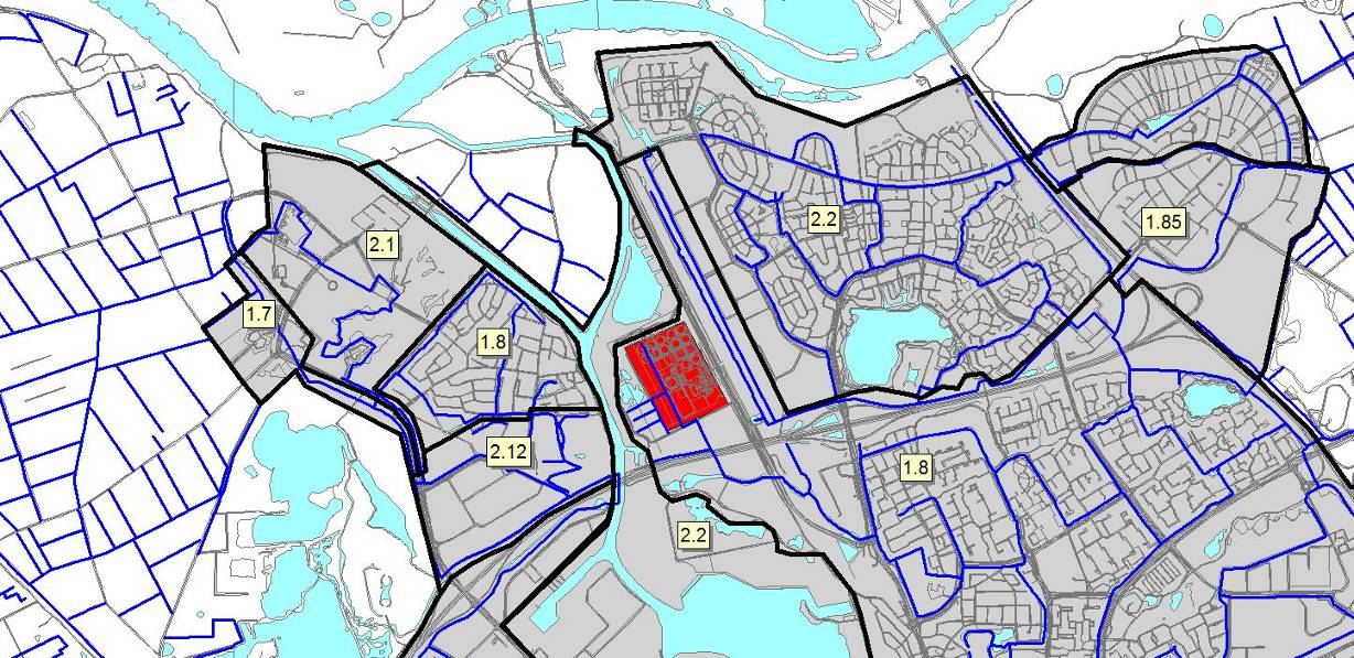 de aangrenzende gebieden tegen overstromingen, de kruinhoogte van de waterkering ligt op NAP +5.40 meter.