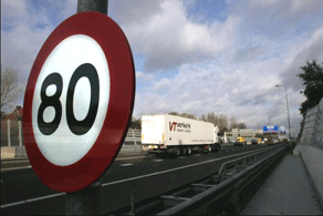 Inspiratie onderzoekslijn BASIM: 80 km/h zones 2003- Pilot A13 Doel: verbetering luchtkwaliteit Maatregel landelijk invoeren (o.a. op A20) mits files niet erger worden Pilot (2003-2005) A13 pilot positief bevonden Dus groen licht voor landelijke invoering!