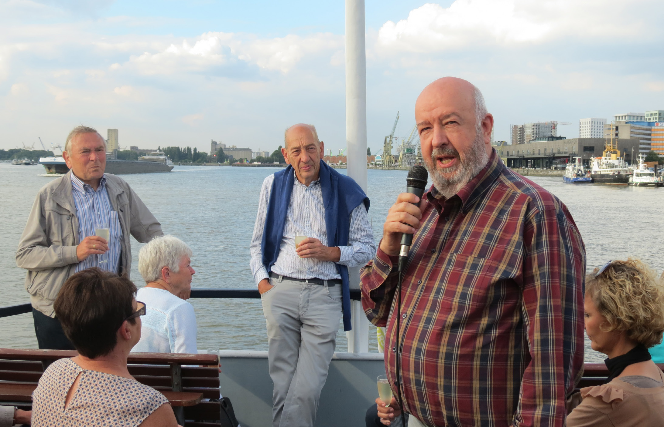 Welkomstglas Marc Snoeck, ondervoorzitter van KTB verwelkomt iedereen, geeft uitleg over het