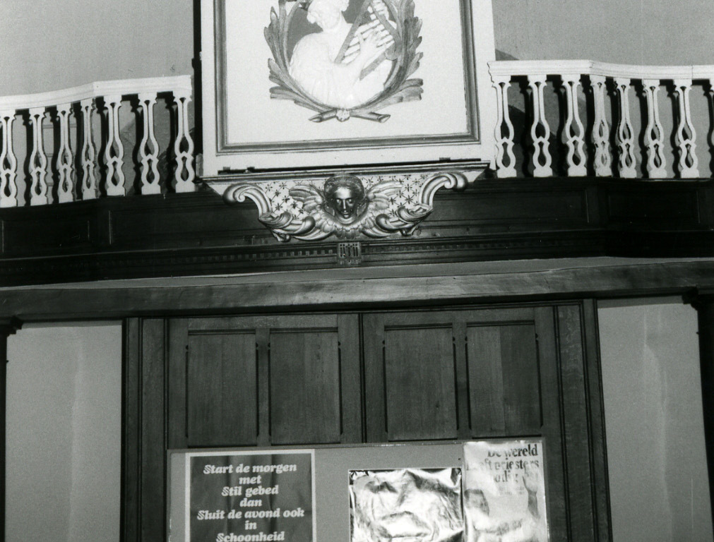 2) foto's Afdeling Monumenten & Landschappen (ploeg orgelinventarisatie); tijdens de werken van 1989 - frontzijde - rugzijde van de