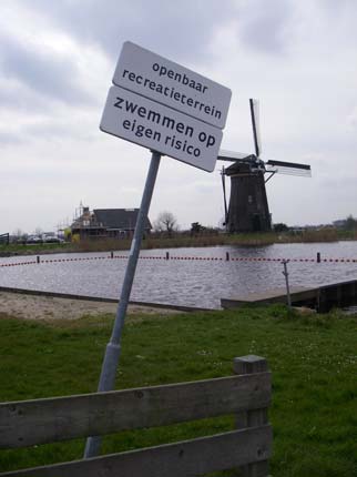 Drijflijnen Toezicht Speeltoestellen Bodem Onderhoud Het zwemgedeelte tussen de twee steigers aan weerszijden van het strandje is met een drijflijn afgezet.