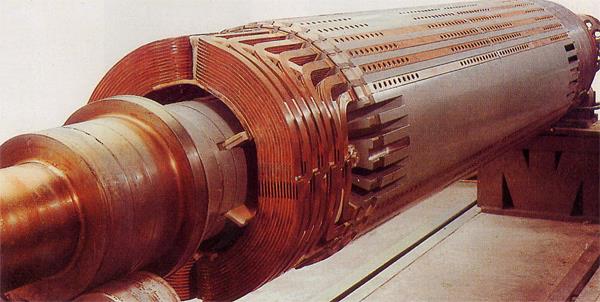 13 Figuur 12: vliegwiel alternator [9] Figuur 13: turbo alternator [10] 2.3.1.5 Besluit Om energie op te wekken met een synchrone generator is er een relatieve beweging nodig van geleiders tegenover een magneetveld.