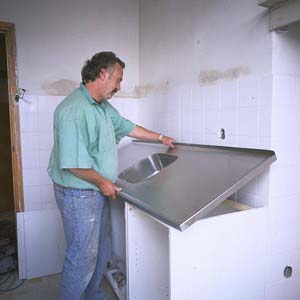 Verder kan de timmerman zich stoten aan of bekneld raken tussen de te zagen materialen of zich verwonden bij het verwijderen van de oude keuken bij renovatie.