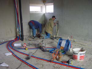 Bij het verwerken van PVC-lijm kan de installateur worden blootgesteld aan de vrijkomende dampen. Naar verwachting worden grenswaarden daarbij niet overschreden.