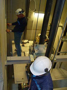 1. ALGEMEEN 005-0050 Omschrijving van de werkzaamheid: Het aanbrengen, verwijderen of vervangen van (delen van) de liftinstallatie. De roltrap of liftinstallatie wordt aangevoerd en geplaatst.