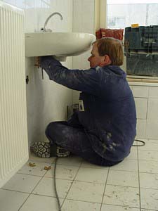 1. ALGEMEEN Omschrijving van de werkzaamheid: Het aanvoeren, verwijderen of vervangen, plaatsen en monteren van sanitair. Het sanitair wordt op de vloer of aan de wand gemonteerd.