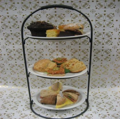 High tea Minimaal 2 personen Dinsdag tot en met vrijdag van 14.00-17.00 uur Zaterdag en zondag van 12-14 uur of van 15-17 uur Graag minimaal 2 uur van tevoren reserveren Afternoon tea 15.25 p.p. Scone geserveerd met jam en clotted cream, brownie, chocolate chip cookie, mini muffin, lemon bar en een stukje taart Onbeperkt thee (smaak naar keuze).