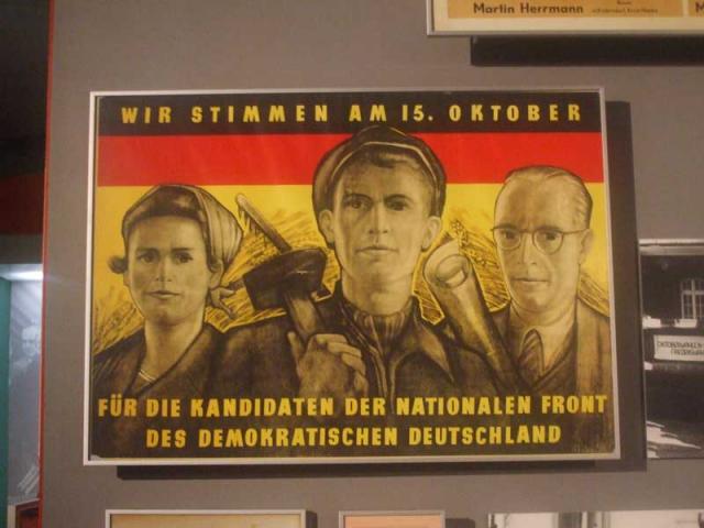 De tentoonstelling gaf op deze manier een goed beeld van de totale geschiedenis van de DDR. Er was veel origineel (propaganda)materiaal te zien.