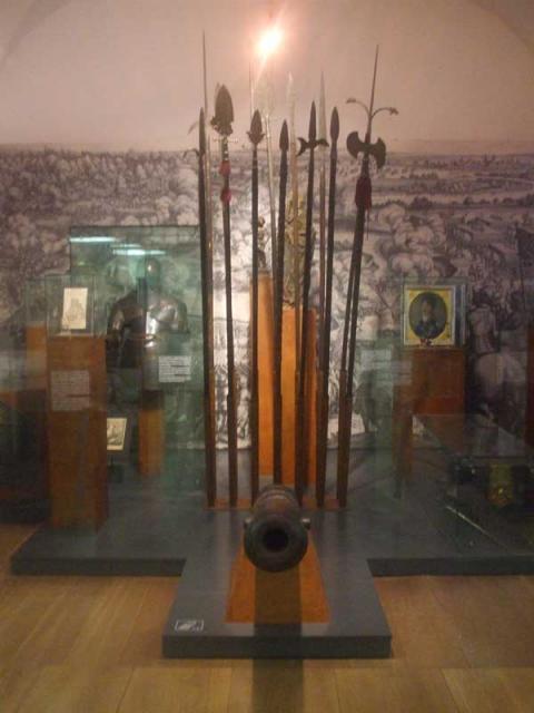 In dit stadsmuseum waren voor veel religieuze beelden en schilderijen te zien uit de middeleeuwen. Ook waren er oude gebrandschilderde ramen tentoongesteld, een preekstoel.