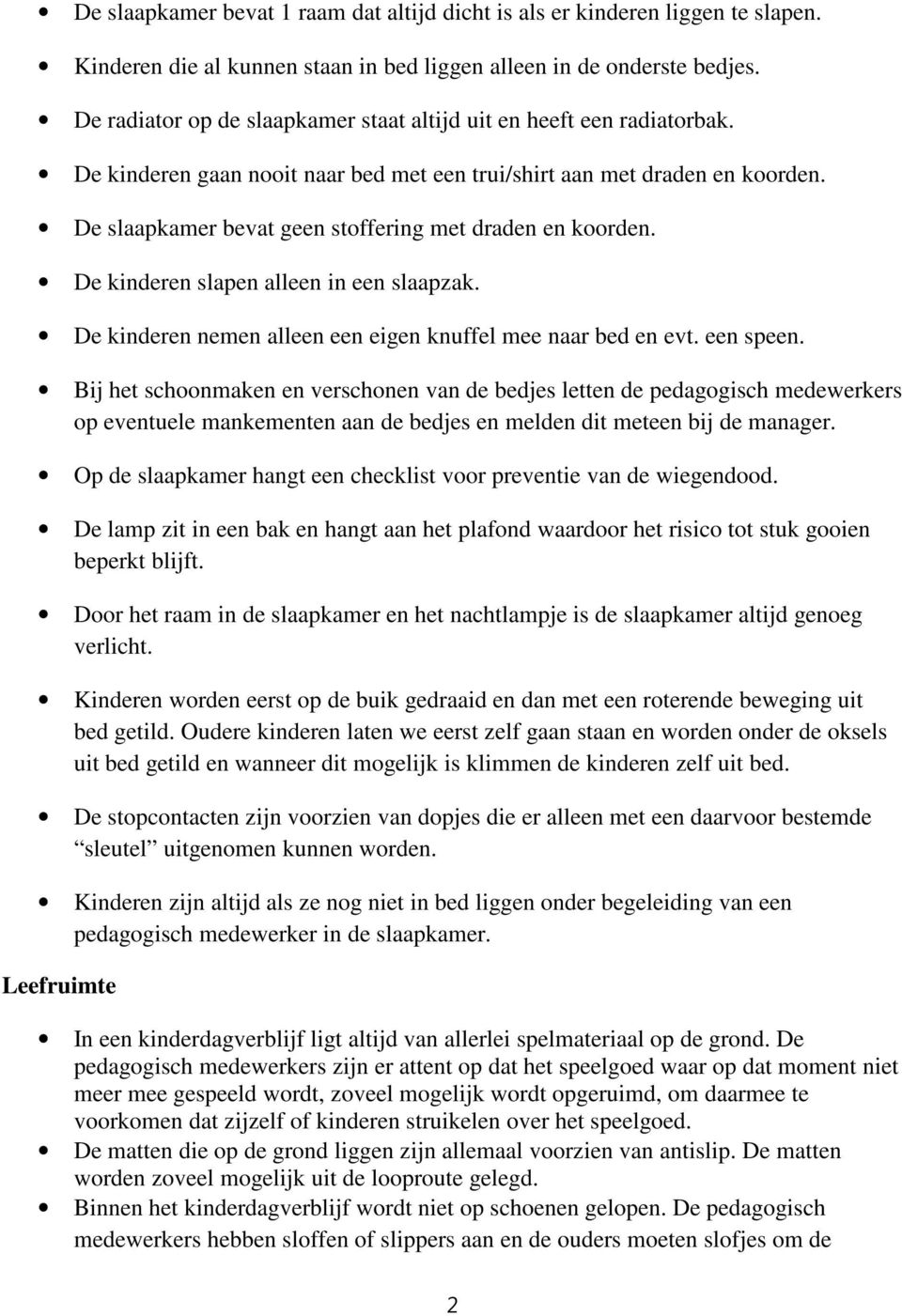 De slaapkamer bevat geen stoffering met draden en koorden. De kinderen slapen alleen in een slaapzak. De kinderen nemen alleen een eigen knuffel mee naar bed en evt. een speen.