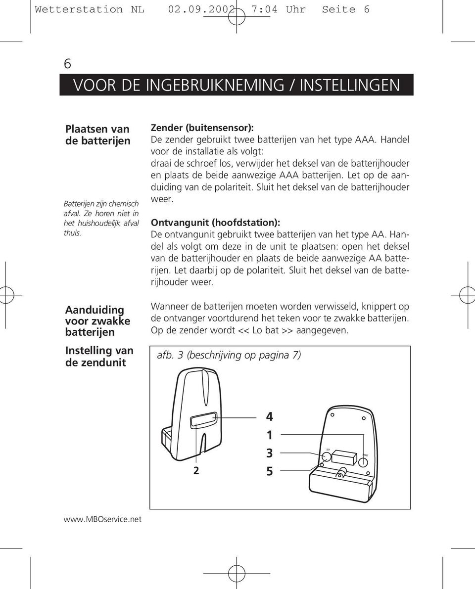 Handel voor de installatie als volgt: draai de schroef los, verwijder het deksel van de batterijhouder en plaats de beide aanwezige AAA batterijen. Let op de aanduiding van de polariteit.