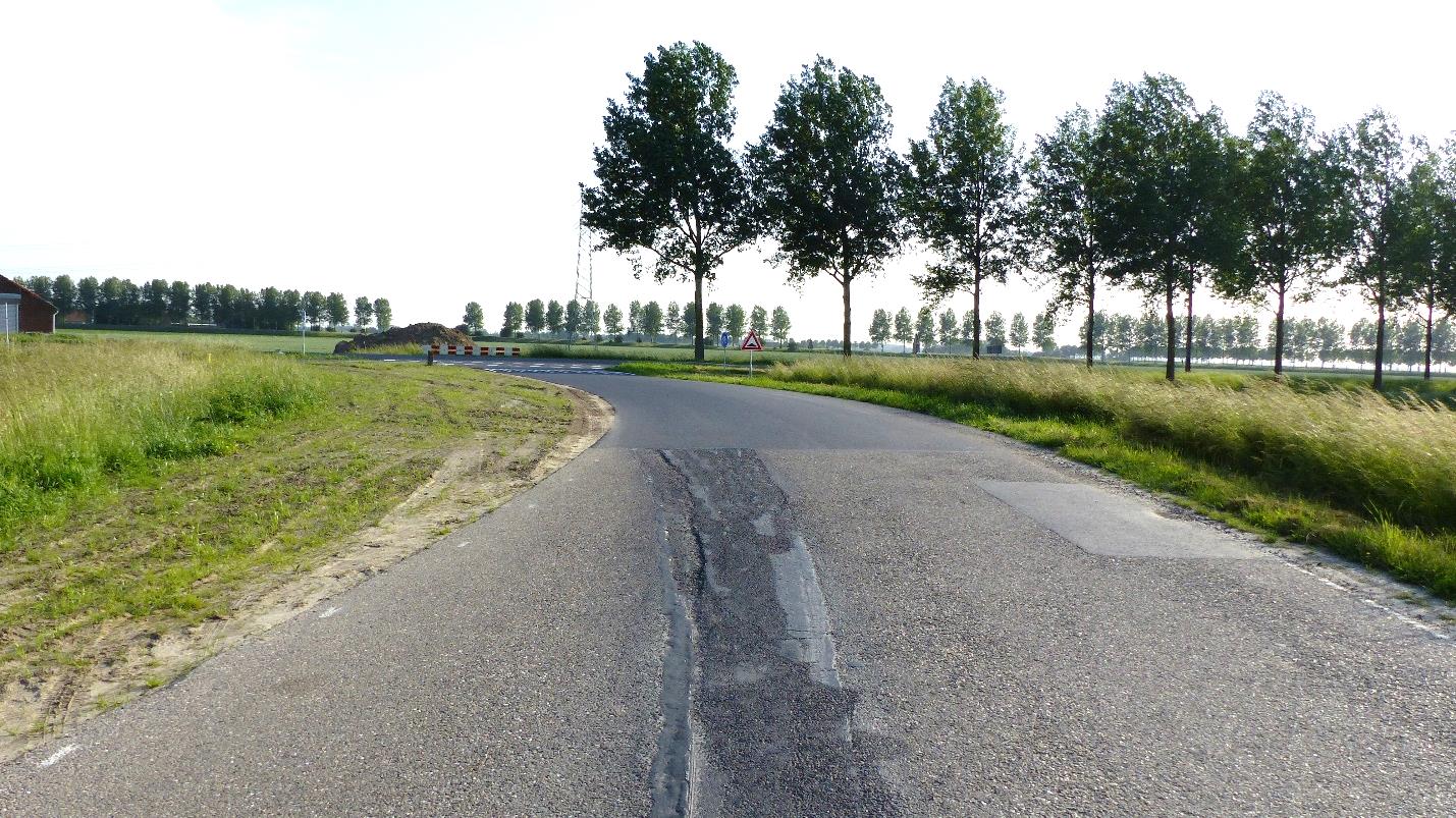 Foto 9 Vrouwtjesweg nieuwe situatie smal en onoverzichtelijk geen lantaarn meer