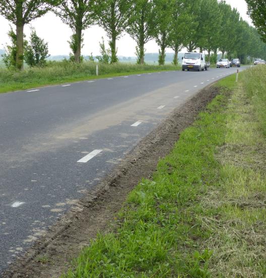 De bermen De bermen zijn na een aantal weken al op meerdere plaatsen kapot gereden. Diepe sporen zorgen voor modder op de rijbaan.