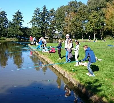 Visles: Ook in 2016 is er weer een cursus vissen voor kids voor kinderen van 8 tot 14 jaar. Alle jeugdleden die willen leren vissen met een vaste hengel mogen meedoen.