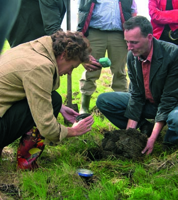 De minister plant wormen, Hier zet minister Gerda Verburg (landbouw en natuur) symbolisch enkele wormen uit in een natuurterrein dat opgeknapt wordt.