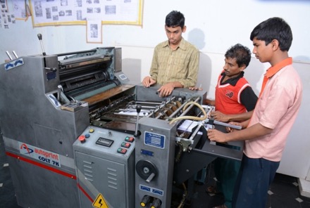 Achter de naaimachine De printshop 5. Beroepsopleidingen voor jongeren In 2015 waren er 17 meiden en 19 jongens die een beroepsopleiding volgden op de Campus.