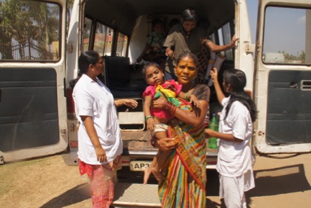 Het medische team in een dorp aan het werk De ambulance haalt de kinderen uit de dorpen op 6.
