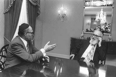 V.l.n.r.: Premier Menachem Begin van de staat Israel( hij was geboren in Brisk) samen met Rabbijn J.B. Soloveitchik in zijn huis in Boston. New-York Rabbijn Joseph B.