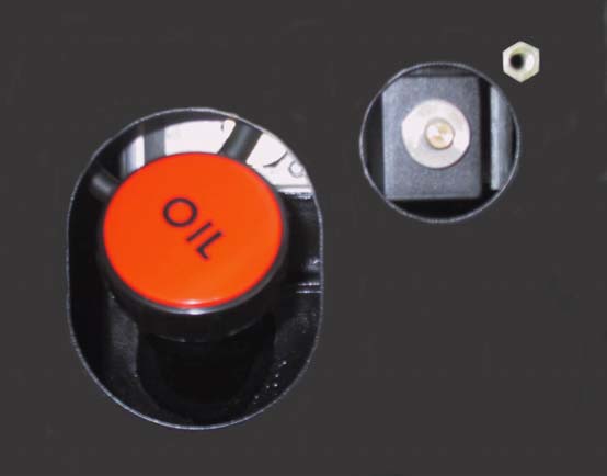 Attentie Gebruik nooddaalventiel in noodgevallen Wanneer de mast uitgeschoven is en de motor weigert, is het mogelijk om de mast in te schuiven door de oranje knop (27) linksom te draaien.
