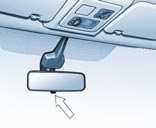 Zicht - 69 Handmatig verstelbare buitenspiegels Stel de spiegel met behulp van de hendel in de gewenste stand. Tijdens het parkeren kunnen de buitenspiegels handmatig ingeklapt worden.