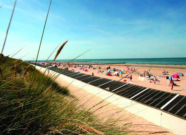 Iedere dag Domburg opnieuw ontdekken Achter de duinen van het prachtig Noordzeestrand en op slechts 500m van Camping ligt de sfeervolle badplaats Domburg.