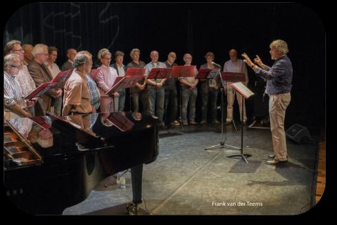 Optredens in het Grand Café in juni Gemiddeld tweemaal per maand wordt in Grand Café de Koffiemolen de zondagmiddag muzikaal opgeluisterd door een koor, orkest, ensemble, trio, enzovoorts.