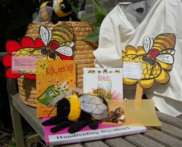 Bijenpad Poppenspel 'Zoem de bij' is de startactiviteit bij het lesmateriaal dat verpakt zit in een echte bijenkorf.