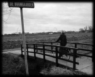 Van het slopen van de oude brug en het plaatsen van de nieuwe hebben we geen foto's kunnen maken. Geen 'stoere mannen' dus en machines die de klus klaren!