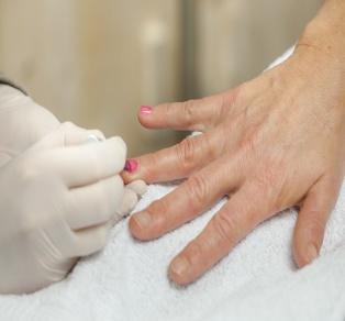 Pedicure Pedicure (±30 min.) 22.95 20.00 * Nagelwalverzorging, nagels knippen, frezen van de nagels, eelt en/of likdoorns verwijderen, voeten frezen, voetcrème Pedicure deluxe (±60 min.) 42.95 40.