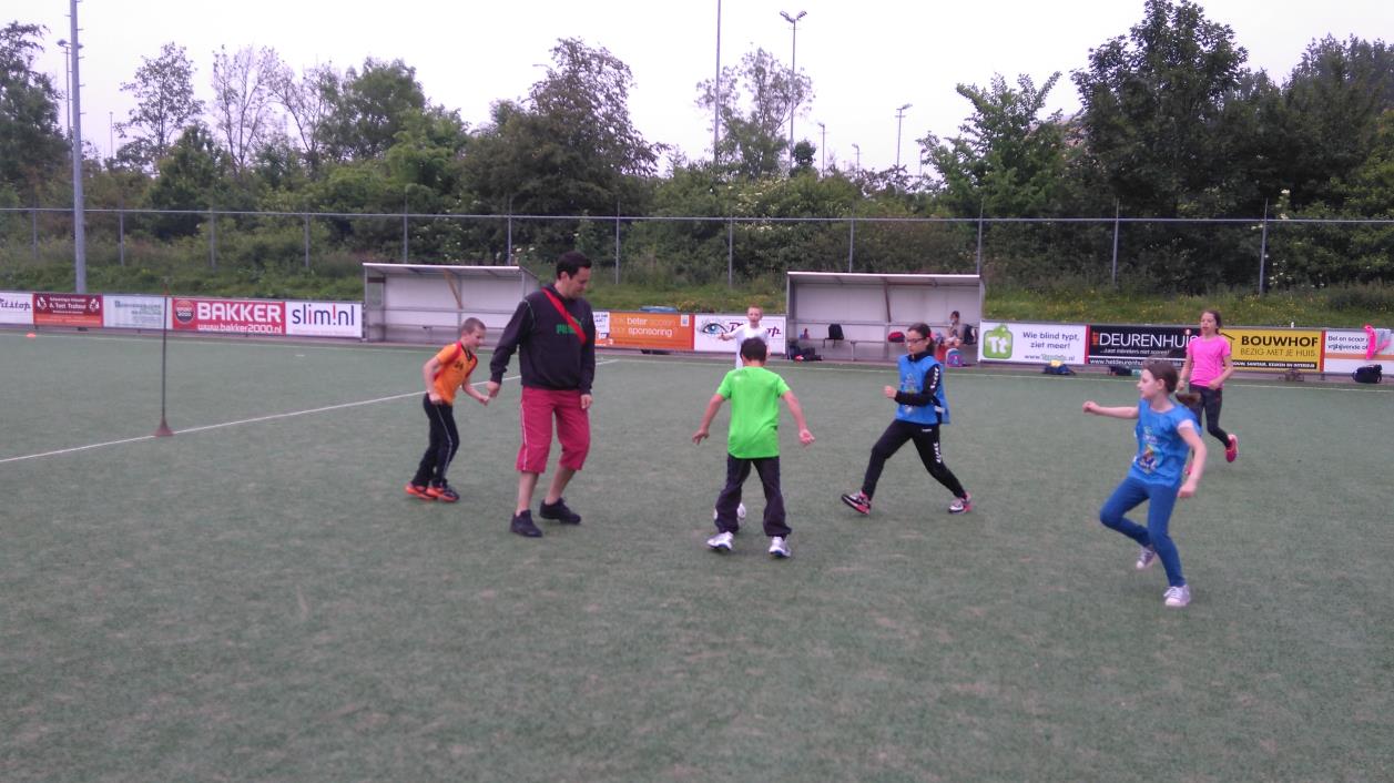 Groepen 5-6 op het veld en in de zaal De