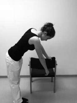 Oefening 9: Pendelen Ga staan bij een voorwerp waarop u goed kunt leunen (bijvoorbeeld een stevige stoel, tafel of bij het aanrecht).