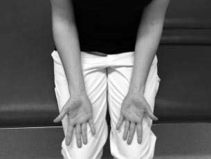 Onderdeel 2: Oefeningen voor de arm en schouder Oefening 1: Ellebogen buigen/strekken Buig uw ellebogen door uw hand richting de schouder aan dezelfde