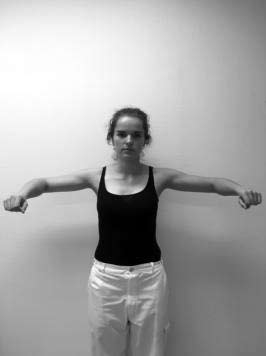 Oefening 3: voorwaarts heffen van de armen Buig uw ellebogen en breng uw armen naar voren, totdat de bovenarmen op gelijke hoogte zijn met de schouders.