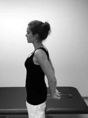 Oefening 5: het naar binnen bewegen van de armen Beweeg uw arm naar binnen door deze richting uw borstbeen te bewegen.