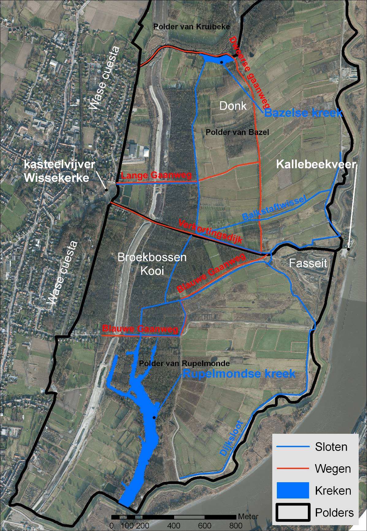 Figuur B: De verschillende wegen (rood) en belangrijkste sloten en kreken (blauw) die in dit advies worden gebruikt zijn op de overzichtskaart gesitueerd, alsook de verschillende polders.