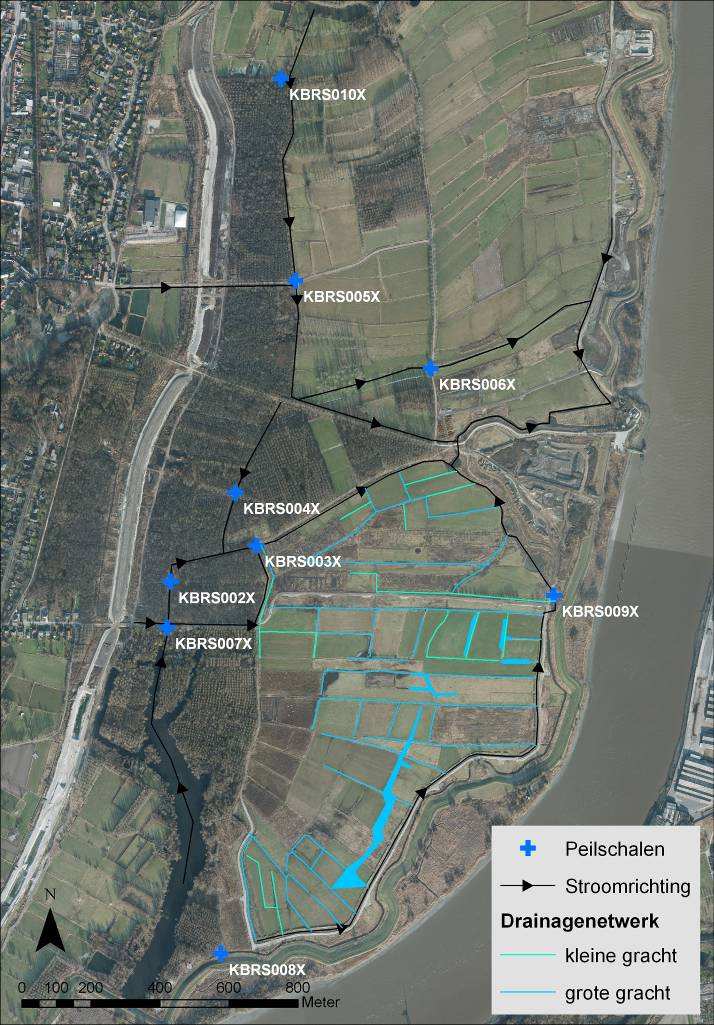 Figuur 3: Hydrografie: de belangrijkste afwateringssloten met stroomrichting (zwarte lijnen) en het drainagenetwerk in het weidevogelgebiedvan Rupelmonde (lichtblauwe lijnen). 1.40 1.30 meter TAW 1.