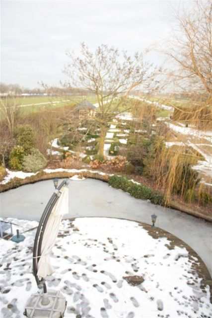 De badkamer is een paradijs op zich, het heeft een ligbad, een inloopdouche, een tweede toilet en een dubbele wastafel.